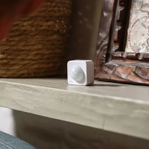 Shelly BLU Motion ZB – vezeték nélküli mozgásérzékelő fényszenzorral, Bluetooth, Zigbee, fehér (SBMO-103Z)
