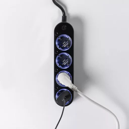 Shelly Power Strip 4 Gen4 – okos hosszabító, négy aljzattal, fogyasztásmérős, Wi-Fi, Zigbee, Matter, fekete