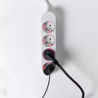   Shelly Power Strip 4 Gen4 – okos hosszabító, négy aljzattal, fogyasztásmérő, Wi-Fi, Zigbee, Matter, fehér 