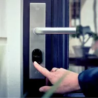   Shelly LOQED Touch Smart Lock – okos zár, érintős, Wi-Fi, Bluetooth, ezüst színű