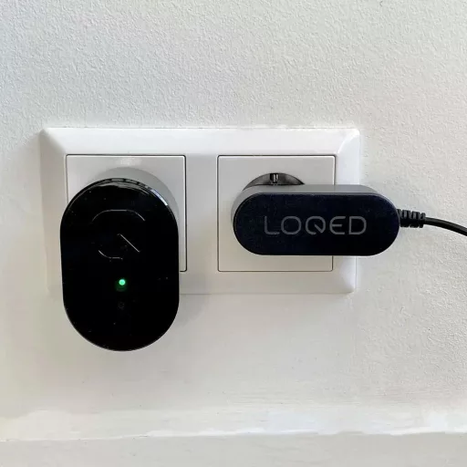 Shelly LOQED Power Kit – töltő adapter, 8 db AA Ni-MH akkumulátorral